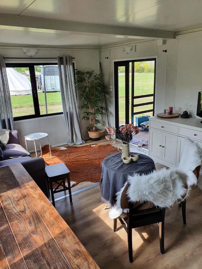 Houten Huisje Tussen Paarden Nieuwerkerken Exteriér fotografie