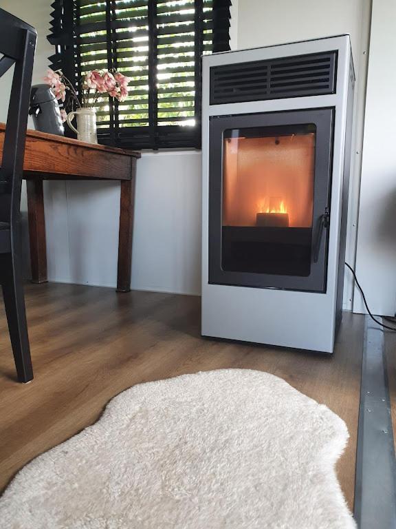Houten Huisje Tussen Paarden Nieuwerkerken Exteriér fotografie