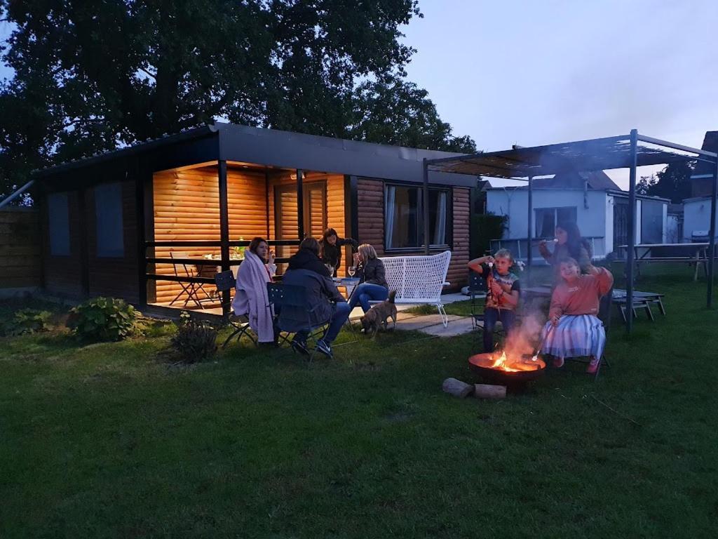 Houten Huisje Tussen Paarden Nieuwerkerken Exteriér fotografie