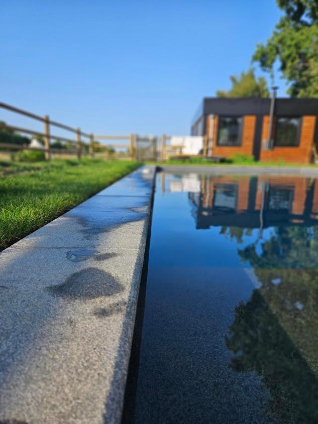 Houten Huisje Tussen Paarden Nieuwerkerken Exteriér fotografie